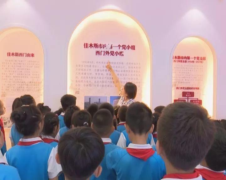 万年认主的蛇是妖帝什么动漫？